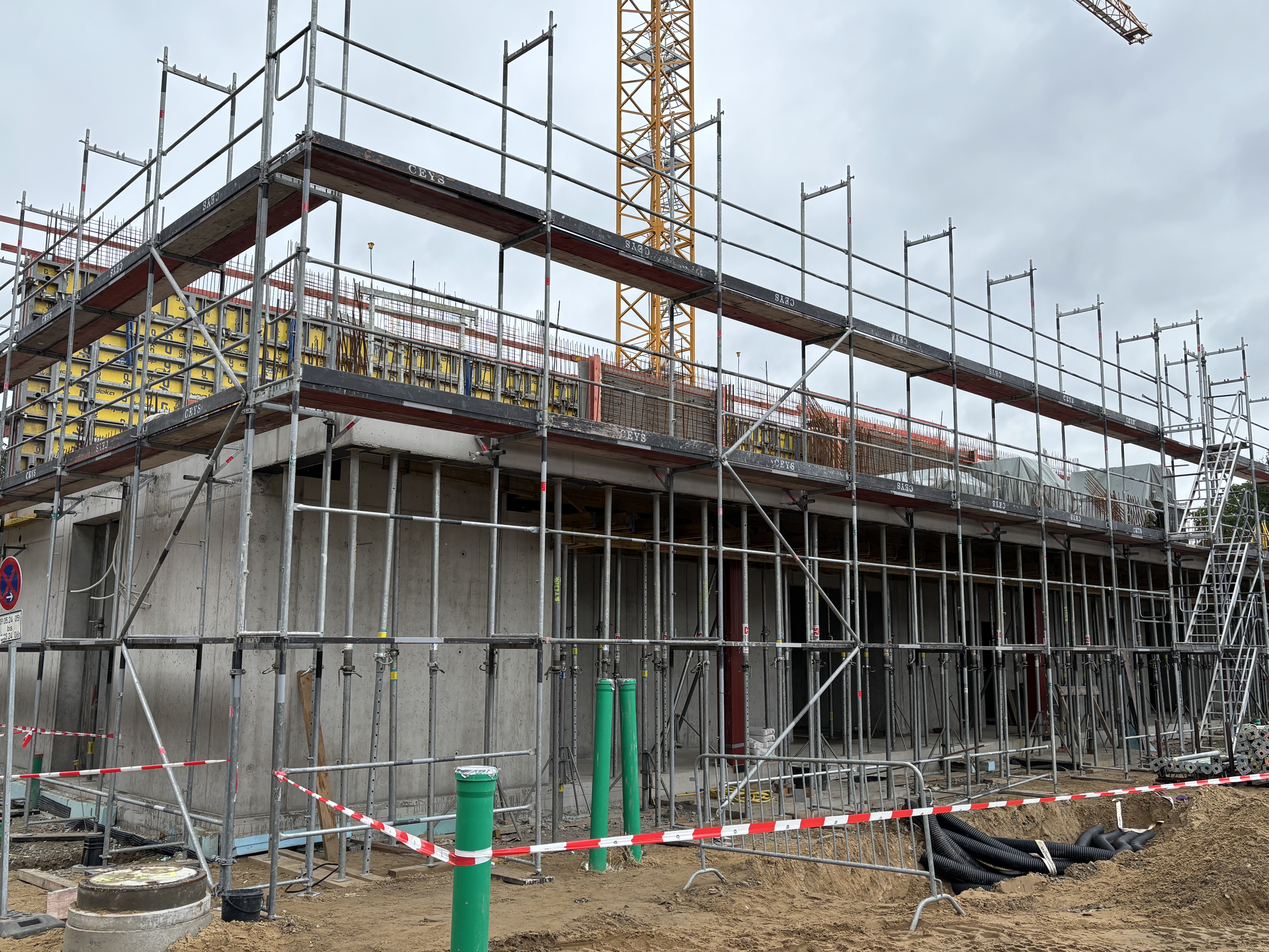 Nahaufnahme der Fassade der Turnhalle